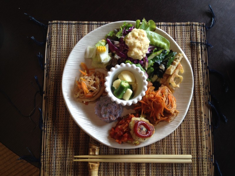 一和里さんが作るボリュームたっぷりマクロビ料理のランチは大好評。※予約制