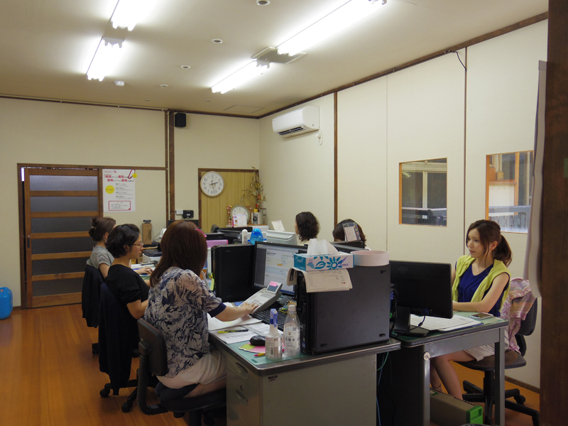 歴史ある古い旅館を改造したと思えないほど、綺麗で快適な事務所