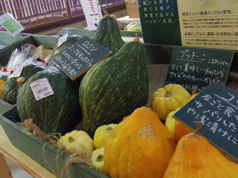 産直コーナーには野菜ソムリエ厳選のこだわり野菜が並びます。